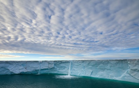 小孩发烧吃氨麻美退烧药吗